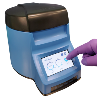 Homogeneizador para 12 muestras en tubos snap-cap de 5 ml con refrigeración por aire, pantalla táctil y certificado CE.
